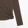 Camiseta con cuello de embudo