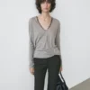 Camiseta con cuello en V y detalle de encaje Camiseta con cuello en V y detalle de encaje