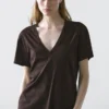 Camiseta fluida con cuello en V Camiseta fluida con cuello en V