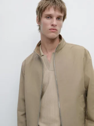 Chaqueta corta con detalles de bolsillos