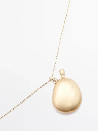 Collar con colgante de metal