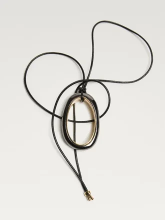 Collar con colgante ovalado