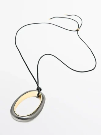 Collar con colgante ovalado