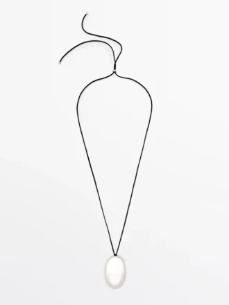 Collar de cordón de cuero con pieza metálica