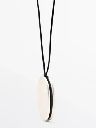Collar de cordón de cuero con pieza metálica