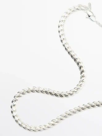 Collar de eslabones plateados