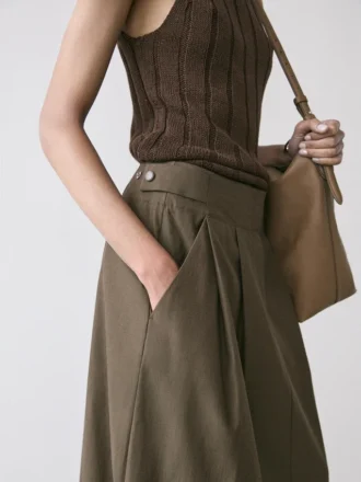 Falda midi con pliegues de caja