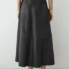 Falda midi de piel napa con costuras Falda midi de piel napa con costuras