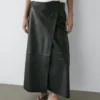 Falda midi de piel napa con costuras Falda midi de piel napa con costuras