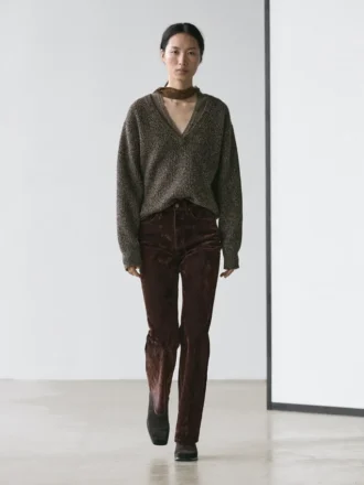 Jeans acampanados de talle alto con acabado flocado