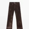 Jeans acampanados de talle alto con acabado flocado Jeans acampanados de talle alto con acabado flocado