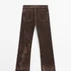 Jeans acampanados de talle alto con acabado flocado Jeans acampanados de talle alto con acabado flocado