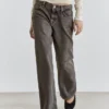 Jeans de corte recto y talle bajo Jeans de corte recto y talle bajo