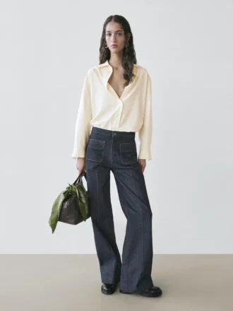 Jeans de talle alto con corte acampanado y bolsillos