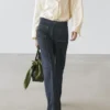 Jeans de talle alto con corte acampanado y bolsillos Jeans de talle alto con corte acampanado y bolsillos