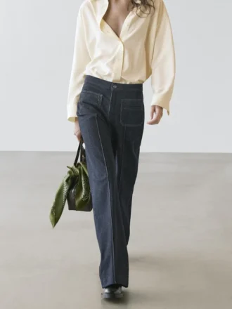 Jeans de talle alto con corte acampanado y bolsillos