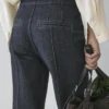 Jeans de talle alto con corte acampanado y bolsillos Jeans de talle alto con corte acampanado y bolsillos