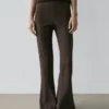Pantalones acampanados con bolsillo Pantalones acampanados con bolsillo