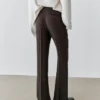 Pantalones acampanados con bolsillo Pantalones acampanados con bolsillo