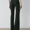 Pantalones acampanados con bolsillo Pantalones acampanados con bolsillo