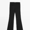 Pantalones acampanados con bolsillo Pantalones acampanados con bolsillo