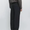 Pantalones de corte holgado en mezcla de lana con pinzas Pantalones de corte holgado en mezcla de lana con pinzas