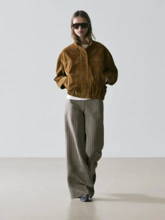 Pantalones de pierna ancha con detalles a rayas