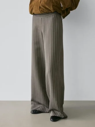 Pantalones de pierna ancha con detalles a rayas