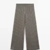 Pantalones de pierna ancha con detalles a rayas Pantalones de pierna ancha con detalles a rayas