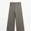 Pantalones de pierna ancha con detalles a rayas Pantalones de pierna ancha con detalles a rayas