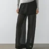 Pantalones de seda fluidos en contraste Pantalones de seda fluidos en contraste