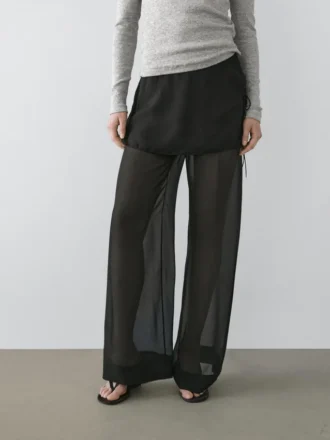 Pantalones de seda fluidos en contraste