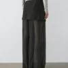 Pantalones de seda fluidos en contraste Pantalones de seda fluidos en contraste