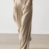 Pantalones de talle alto y corte holgado Pantalones de talle alto y corte holgado
