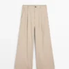Pantalones de talle alto y corte holgado Pantalones de talle alto y corte holgado