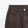 Pantalones encerados de cintura alta y pierna recta Pantalones encerados de cintura alta y pierna recta