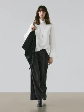Pantalones fluidos con detalles plisados
