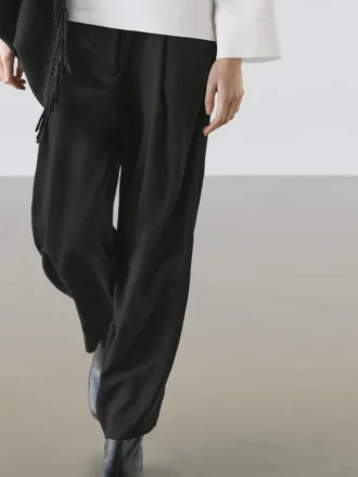 Pantalones fluidos con detalles plisados