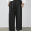Pantalones fluidos con detalles plisados Pantalones fluidos con detalles plisados
