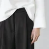 Pantalones fluidos con detalles plisados Pantalones fluidos con detalles plisados