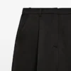 Pantalones fluidos con detalles plisados Pantalones fluidos con detalles plisados