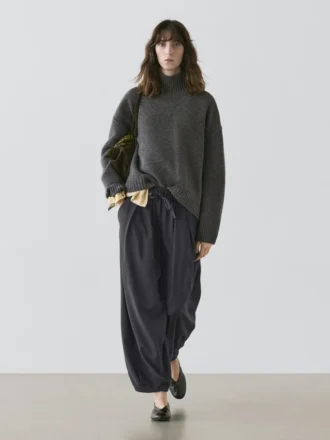 pantalones plisados de pierna ancha y voluminosa 1 330x440 - Pantalones plisados de pierna ancha y voluminosa