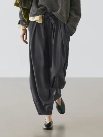 pantalones plisados de pierna ancha y voluminosa 2 330x440 - Pantalones plisados de pierna ancha y voluminosa