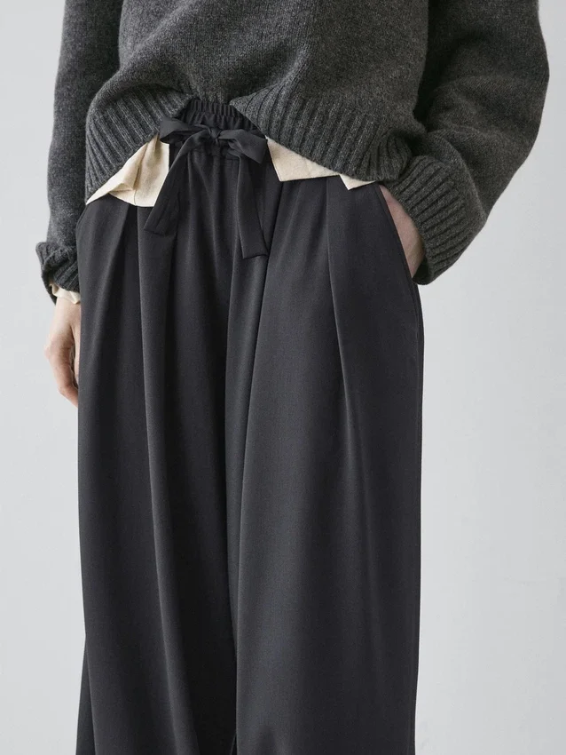 Pantalones plisados de pierna ancha y voluminosa Pantalones plisados de pierna ancha y voluminosa