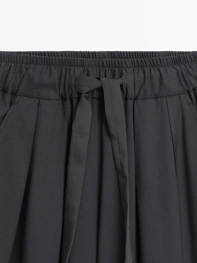 Pantalones plisados de pierna ancha y voluminosa Pantalones plisados de pierna ancha y voluminosa