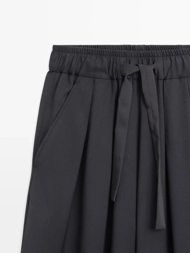 Pantalones plisados de pierna ancha y voluminosa Pantalones plisados de pierna ancha y voluminosa
