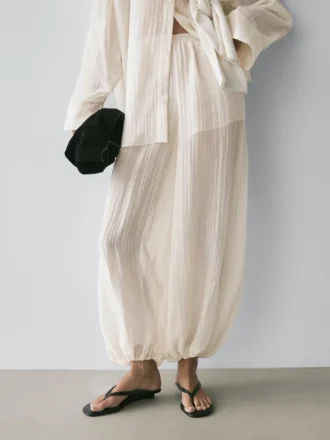 Pantalones sarouel fluidos con detalle plisado