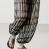Pantalones sarouel fluidos estampados Pantalones sarouel fluidos estampados