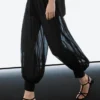 Pantalones sarouel semitransparentes con detalles de botones Pantalones sarouel semitransparentes con detalles de botones