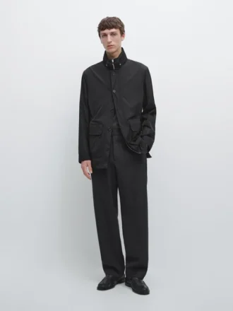 Parka con capucha y detalles de tela